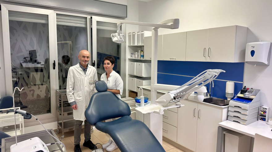 El Dr Javier Martin en su consulta de Policlinica Gipuzkoa