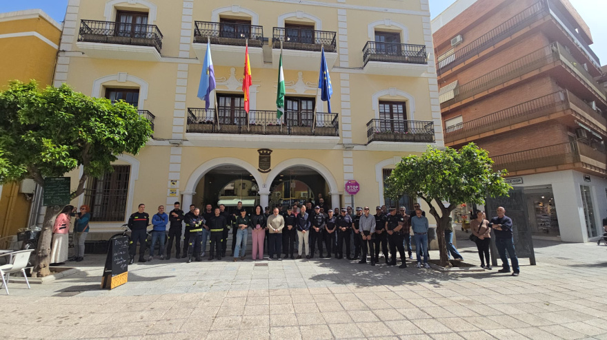 Almuñécar rinde homenaje a un policía local fallecido de un infarto a los 43 años