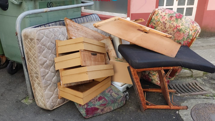 Enseres depositados en la vía pública en Cedeira