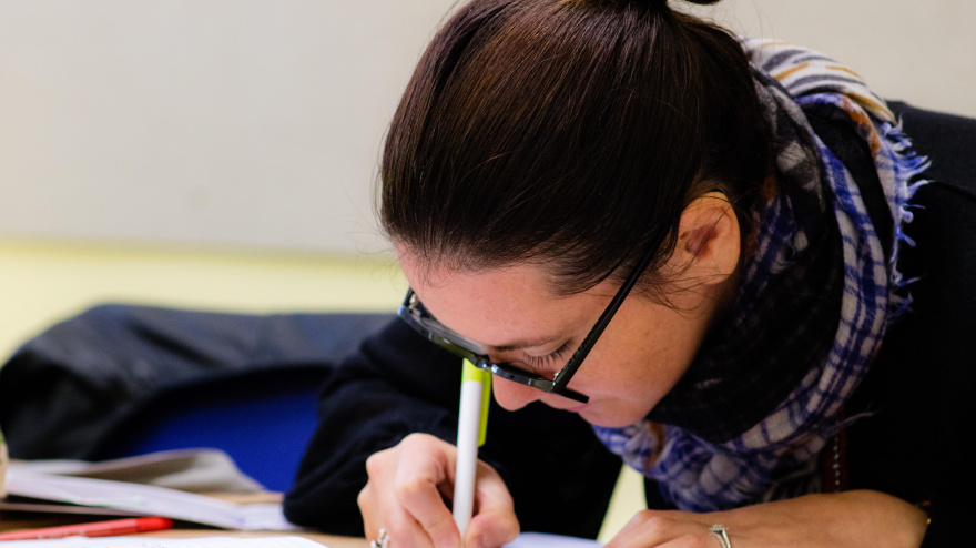 Alumno haciendo un examen