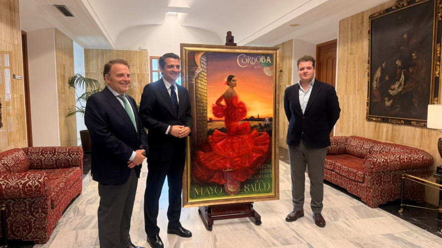 José María Bellido, Julián Urbano y Rafael Castejón junto al cartel