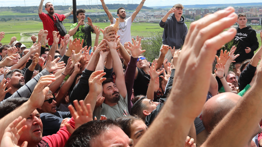 Pedrea de pan y quesillo en la romería del Santo Toribio del barrio del Cristo de Palencia