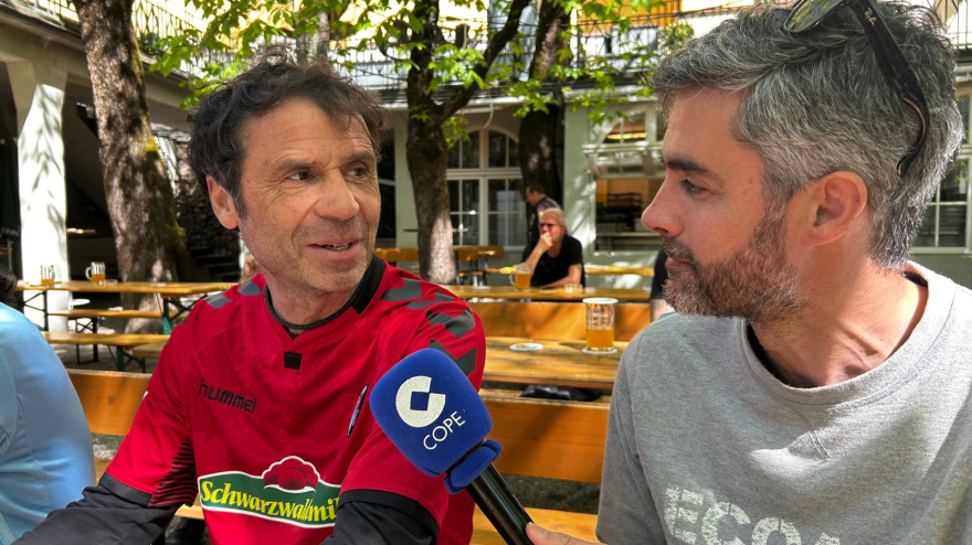 Fernando atendiendo a COPE esta mañana en las calles de Friburgo