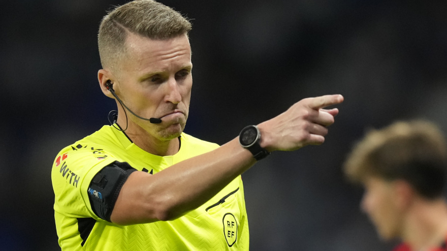 El colegiado Hernández Hernández durante el partido entre Espanyol y Mallorca de esta temporada.