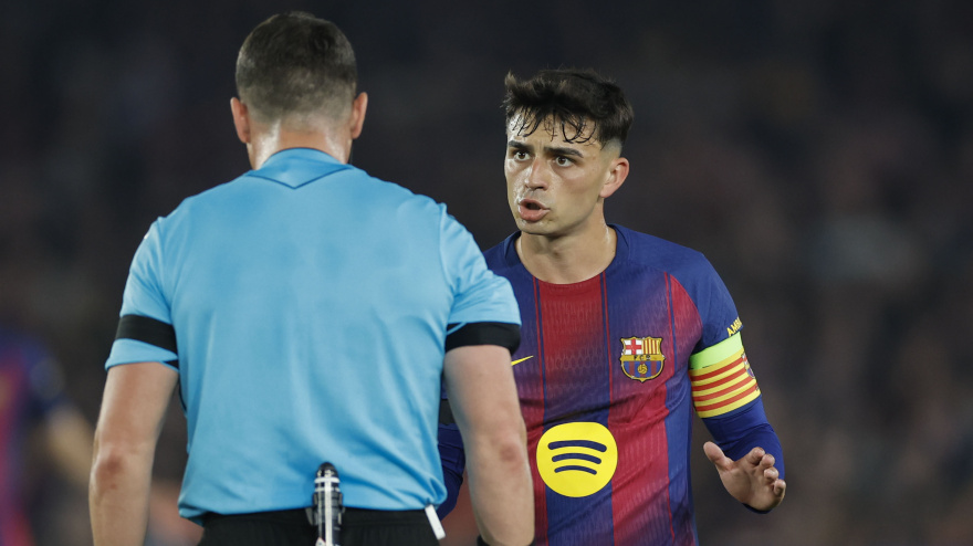 Pedri protesta a Kovacs durante el partido ante el Atlético en el Camp Nou de este miércoles.