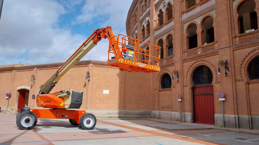 Una de las gruas en las dependencias interiores de Las Ventas