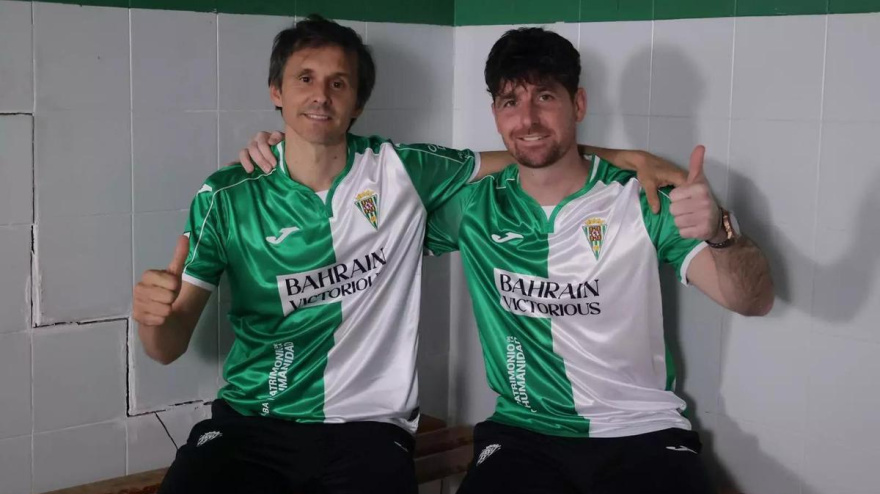 Asen y Javi Flores posan con la camiseta vintage
