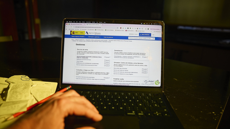 Una persona hace el borrador de su declaración de la renta en un ordenador