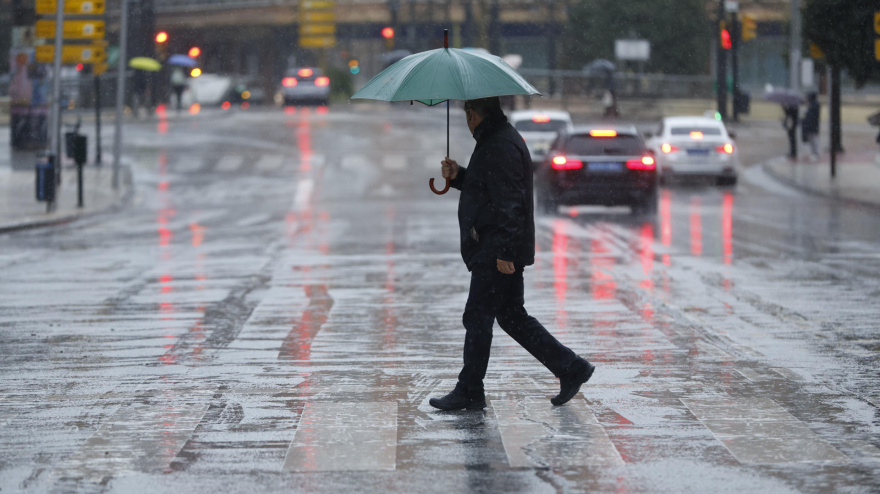 Una persona se protege de la lluvia con un paraguas este miércoles en Málaga