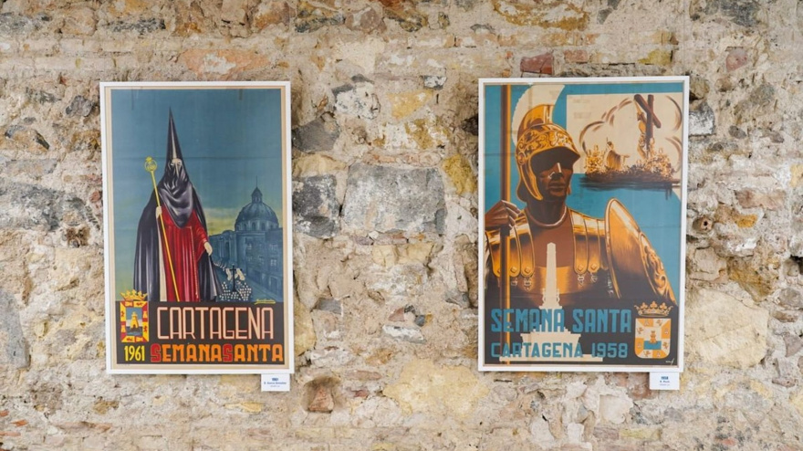 Dos de los carteles expuestos