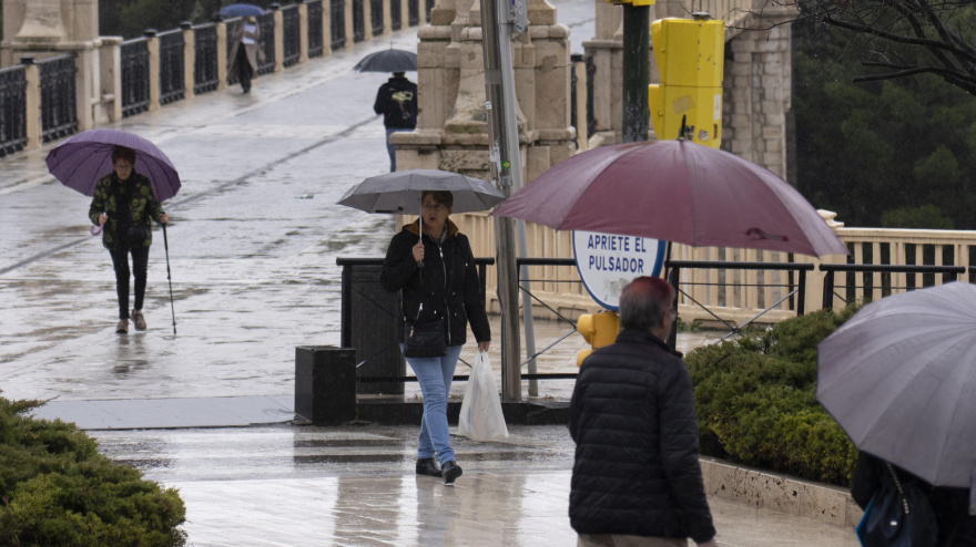 Varias personas caminan bajo la lluvia en Teruel