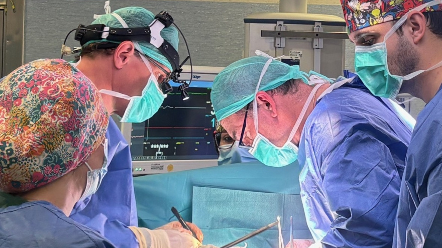 Dr. Pedro Aranda durante una cirugía cardíaca