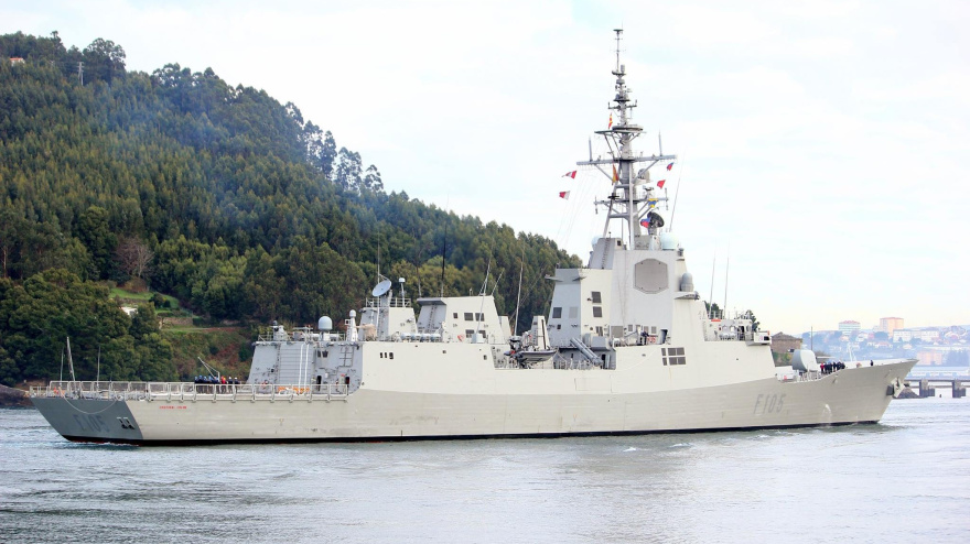 Foto de archivo de la fragata 'Cristóbal Colón' entrando en la ría de Ferrol