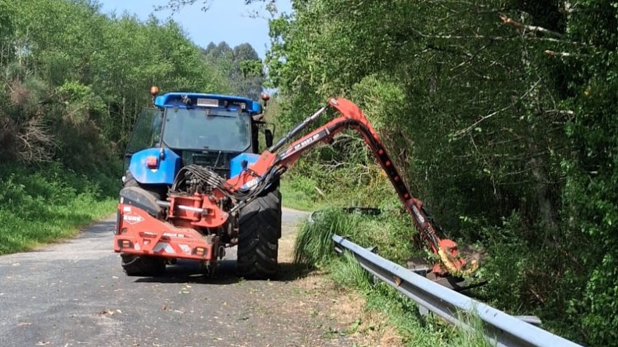 Un tractor desbrozado esta semana en la zona de Leixa, en Santa Icía