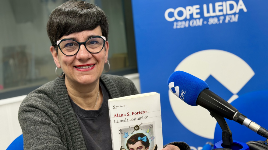 Anabel Ramos, bibliotecària de la Biblioteca Pública de Lleida, als estudis de COPE Lleida