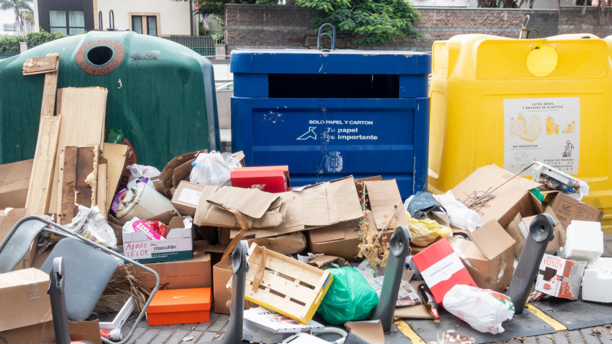Cajas de carton fuera del contenedor en una calle de España