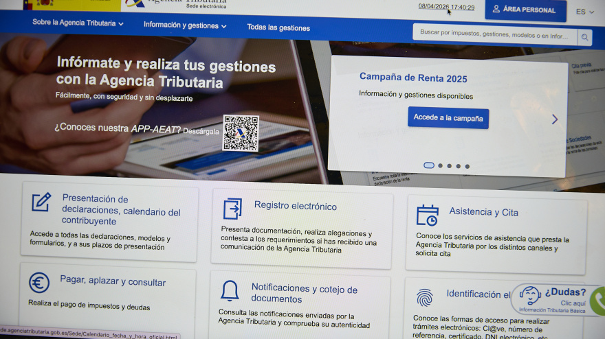 Una persona hace el borrador de su declaración de la renta en un ordenador