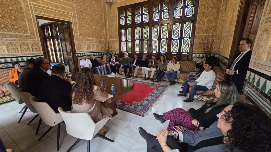La Junta y Almuñécar analizan el futuro del turismo en la Costa Tropical