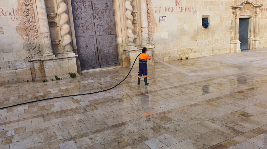 Rafael Alemañ, edil de Limpieza: "El operativo tiene como objetivo garantizar la limpieza y el correcto estado de los espacios públicos ante la afluencia de más de 300.000 peregrinos".