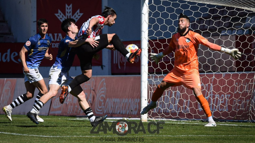 Mario Losada del Zamora en un remate a puerta