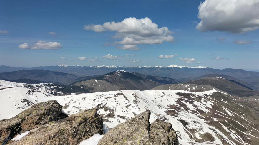 El perfil de la sierra de La Demanda con nieve