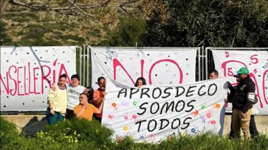 Usuarios de Aprosdeco denuncian los impagos de Conselleria