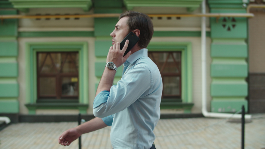 Un hombre de mediana edad responde una llamada fantasma.