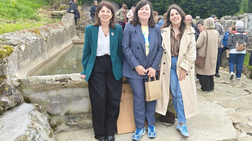 Lucía Canoura, técnica de Igualdad de Mañón, en el medio de la imagen