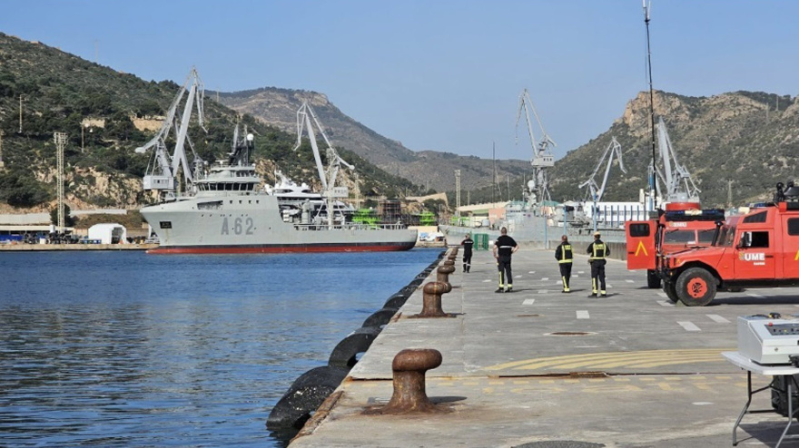 simulacro de alto riesgo en aguas de Cartagena.Cartagena ha sido este jueves el escenario de un simulacro de emergencia química de alta complejidad en el marco del ejercicio MARSEC, organizado por la Armada. La maniobra, desarrollada frente a la Isla de las Palomas, ha recreado un incendio a bordo de un buque quimiquero con fuga de sustancias inflamables y la formación de una nube tóxica que, debido al viento, avanzaba hacia la costa con riesgo inminente para la población.POLITICA ESPAÑA EUROPA MURCIA SOCIEDADARMADA
