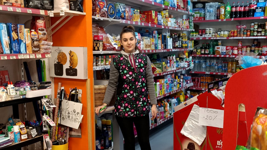 Yesica en su tienda de Corera (La Rioja)
