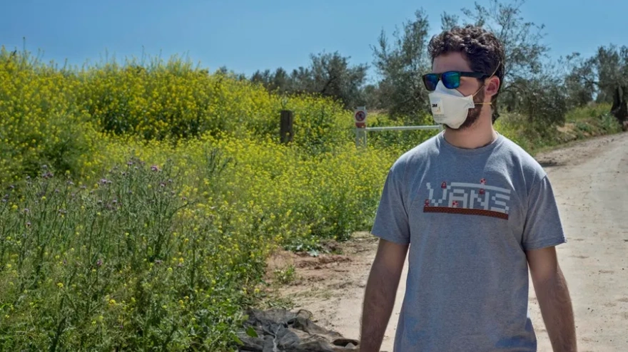 Un joven se protege debido a los altos niveles de polen