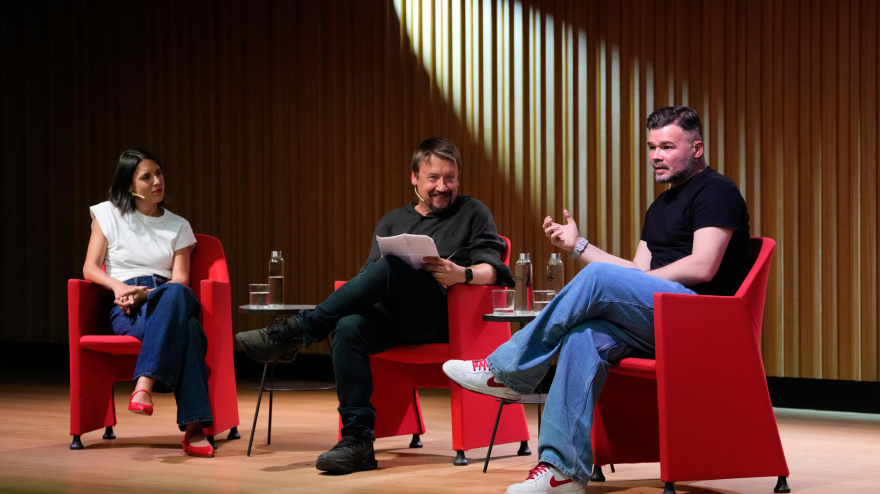 El portavoz de ERC en el Congreso, Gabriel Rufián; la número dos de Podemos, Irene Montero y Xavier Domenech, exdiputado de Comunes, en Universidad Pompeu Fabra de Barcelona
