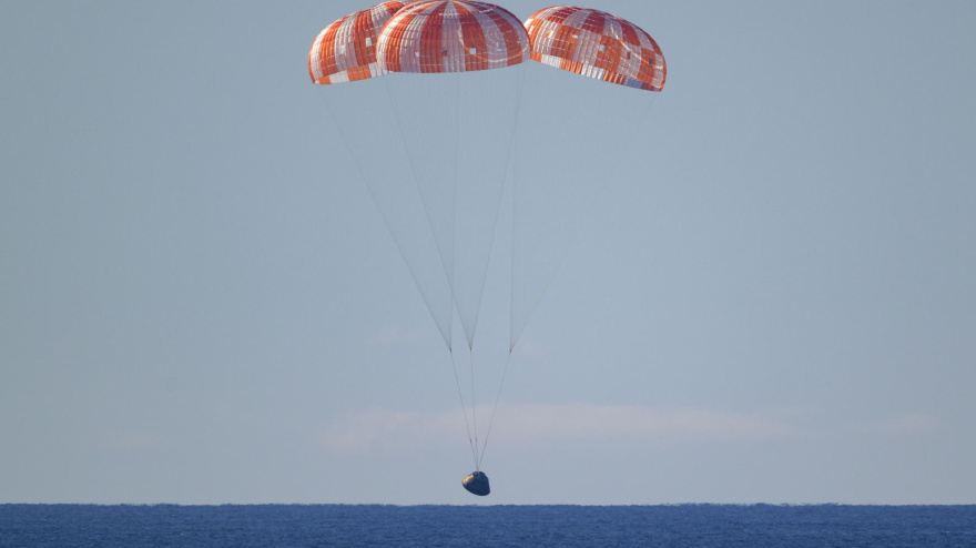 Una fotografía facilitada por la Administración Nacional de Aeronáutica y del Espacio (NASA) muestra la nave espacial Orion 'Integrity' de la NASA mientras desciende en paracaídas en el Océano Pacífico, el 10 de abril de 2026.