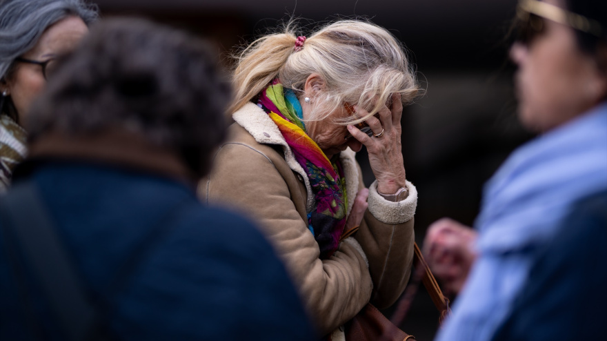 Varias personas rezan en la entrada del hospital Sant Camil donde Noelia Castillo recibió la eutanasia
