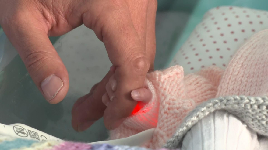 Recibe el alta en Granada Hada Rocío, la bebé que pesó 440 gramos al nacer