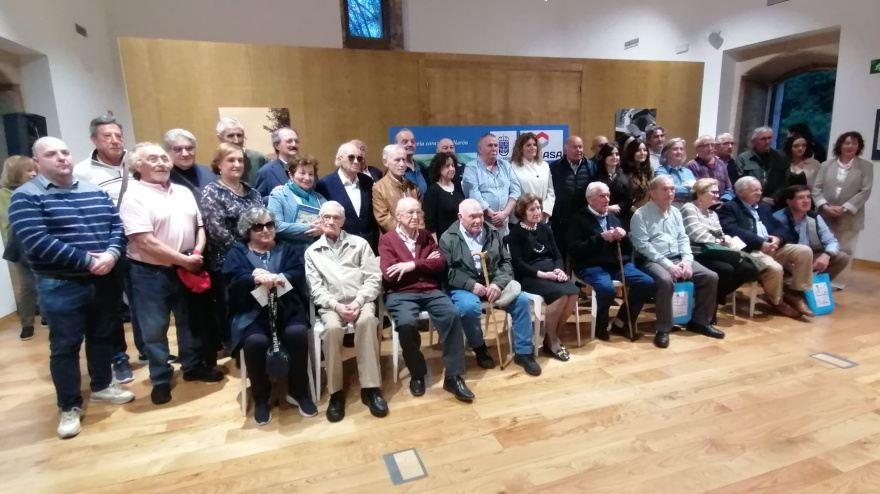 Muchos de los articulistas con Fernando Masafret y con la alcaldesa de Narón