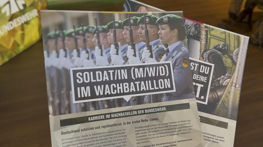 Folletos del ministerio de Defensa alemán para animar a alistarse en el Ejército y hacer el servicio militar