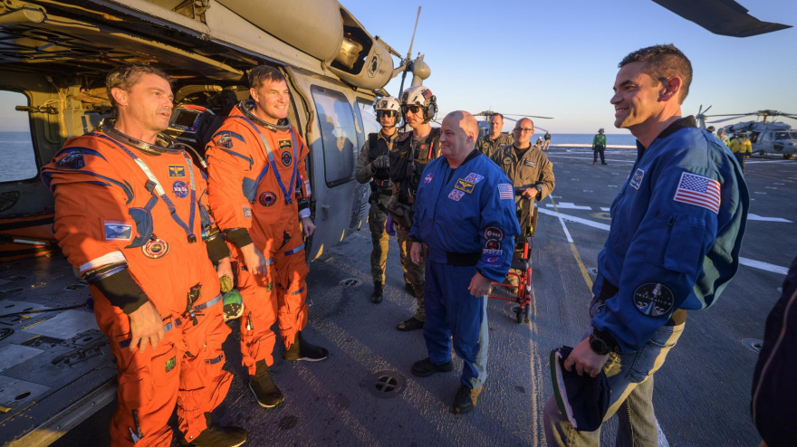 Fotografía facilitada por la Administración Nacional de Aeronáutica y del Espacio (NASA) que muestra al astronauta de la NASA Victor Glover (izq.), piloto de Artemis II, y al astronauta de la CSA (Agencia Espacial Canadiense) Jeremy Hansen, especialista de la misión Artemis II, hablando con el administrador de la NASA Jared Isaacman en su helicóptero MH-60 Seahawk de la Armada del Escuadrón de Combate Marítimo de Helicópteros (HSC) 23 en la cubierta de vuelo del USS John P. Murtha después de que ellos y sus compañeros de tripulación, los astronautas de la NASA Victor Glover y Christina Koch, fueran extraídos de su nave espacial Orion tras el amerizaje en el Océano Pacífico frente a la costa de California, el 10 de abril de 2026