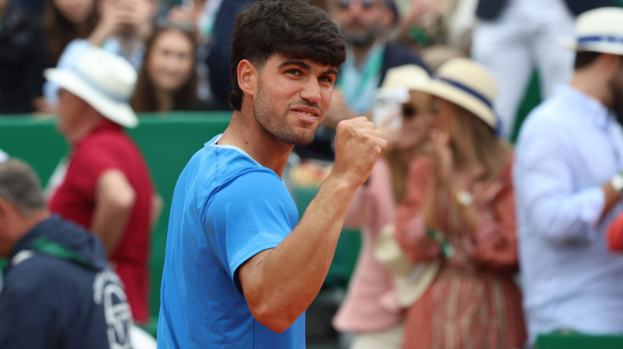 Carlos Alcaraz celebra su victoria y el pase a la final del Másters 1.000 de Montecarlo.