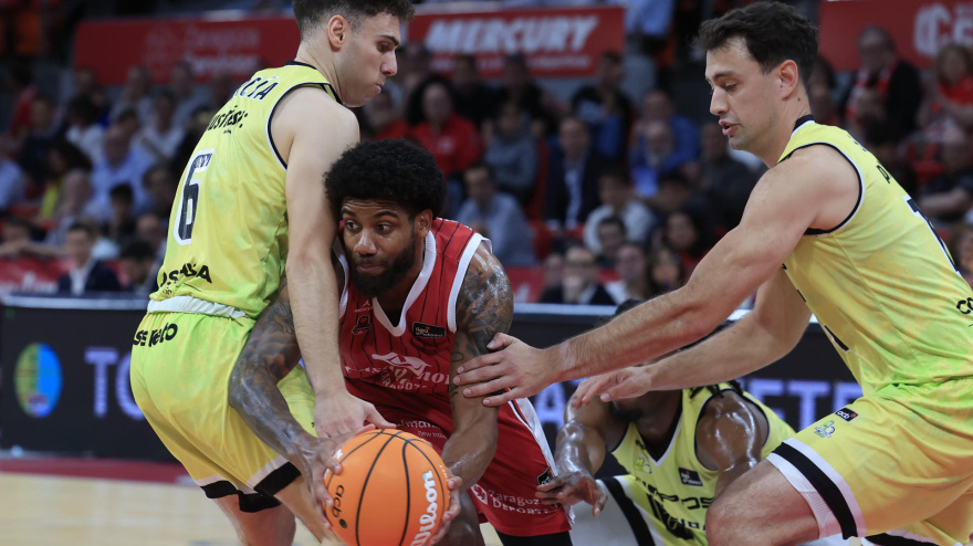 El jugador del Casademont Zaragoza Wright-Foreman y el jugador del Hiopos Lleida D. García