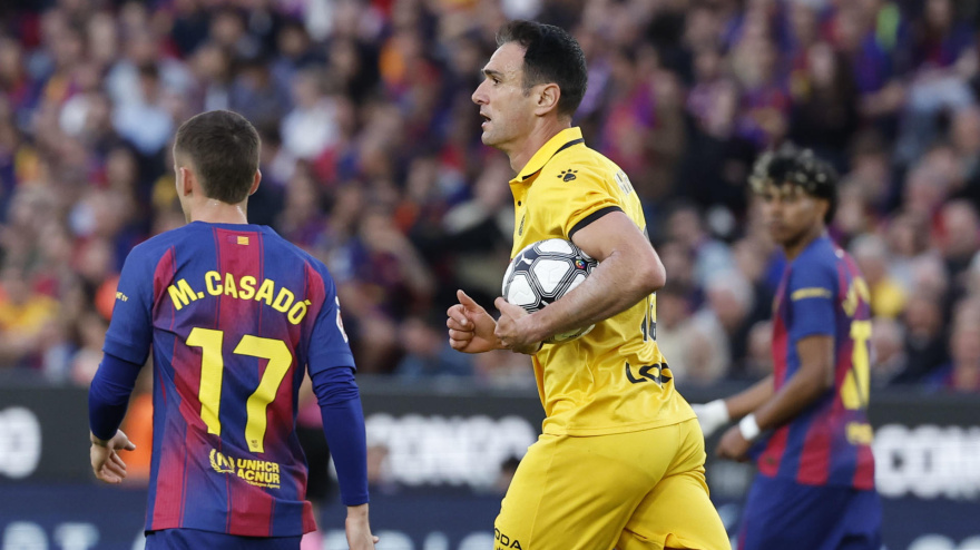 Kike García corre para sacar rápido tras el gol de Pol Lozano en el Barcelona - Espanyol