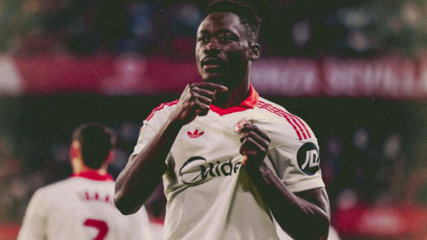 Akor Adams celebrando el gol