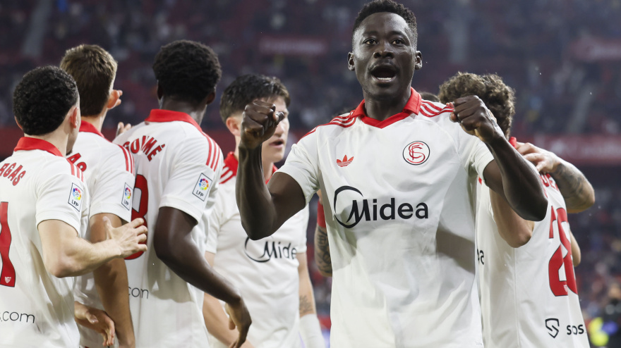 SEVILLA, 11/04/2026.- El delantero del Sevilla Akor Adams (d) celebra tras marcar el 1-0, durante el partido de LaLiga de fútbol que Sevilla FC y Atlético de Madrid disputan este sábado en estadio Ramón Sánchez-Pizjuán. EFE/José Manuel Vidal