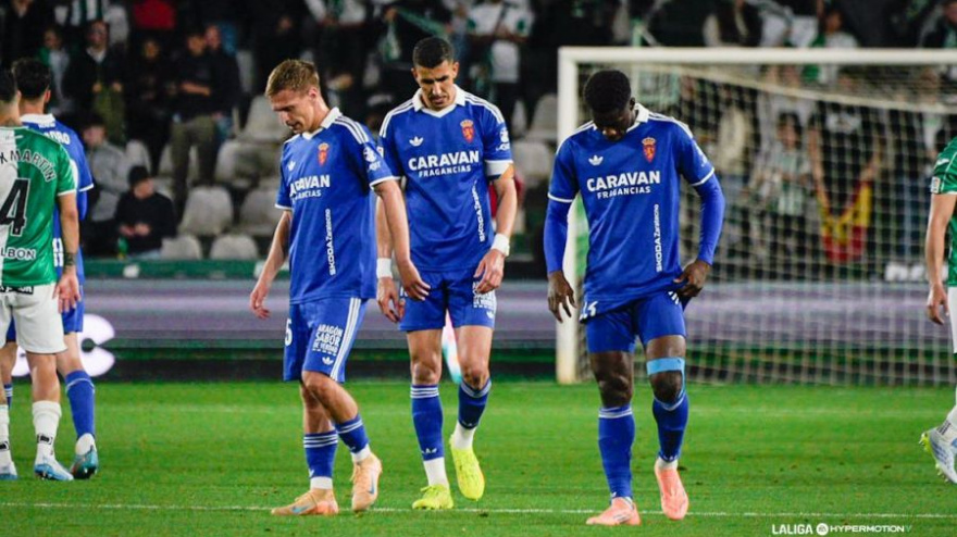 La equipación azul retro no fue talismán y los jugadores zaragocistas terminaron abatidos tras una derrota que les acerca más al descenso