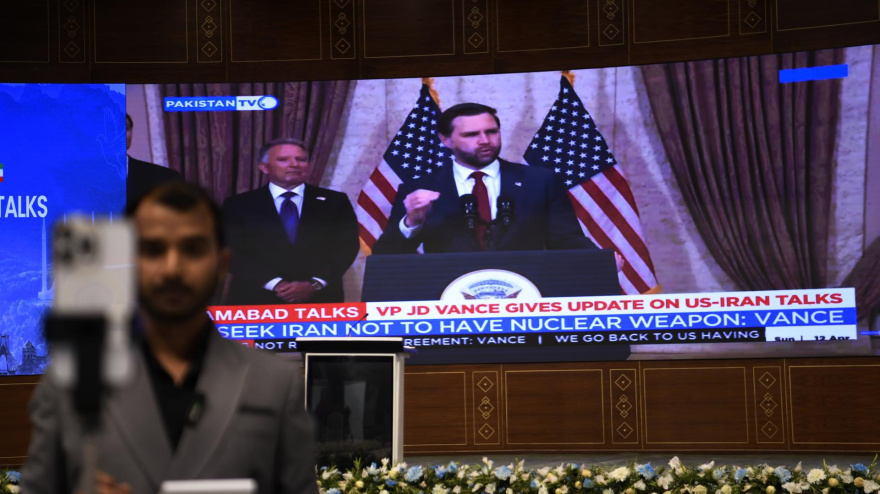 El vicepresidente de Estados Unidos, JD Vance, habla con los periodistas durante un discurso televisado antes de partir de Islamabad, Pakistán.