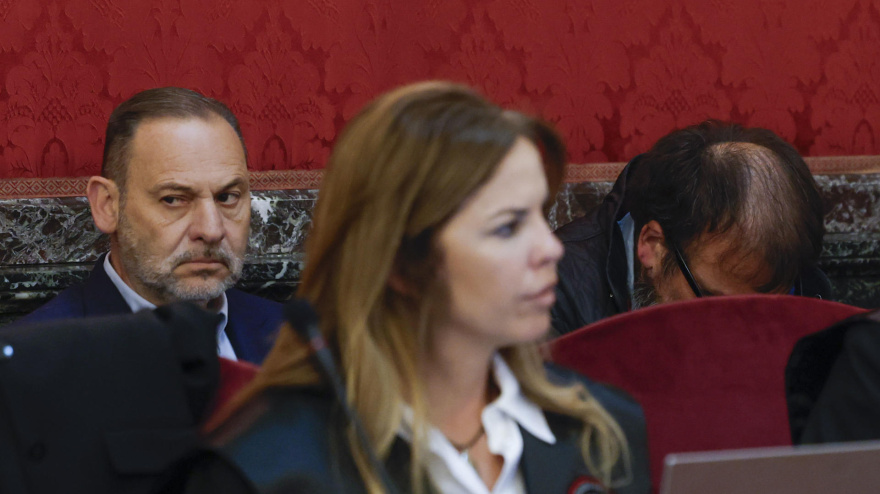 El exministro José Luis Ábalos (i) en el banquillo de los acusados este martes en el primer día del juicio contra él, contra su exasesor Koldo García y contra el empresario Víctor de Aldama en el Tribunal Supremo por el caso de las mascarillas, una presunta trama de corrupción para lucrarse con material sanitario durante la pandemia