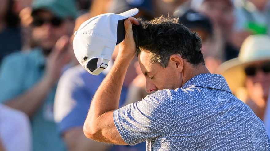 Rory McIlroy se lamenta después de dejar escapar su histórica ventaja en la jornada de este sábado.