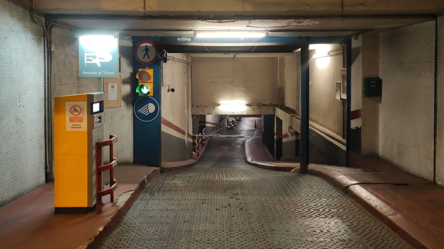 Detalle de la rampa de acceso subterránea a un antiguo garaje en la ciudad de Barcelona, ​​una noche.