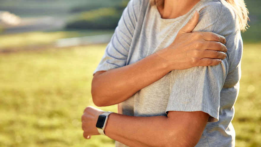 Jubilada con lesión en el hombro o el brazo al aire libre