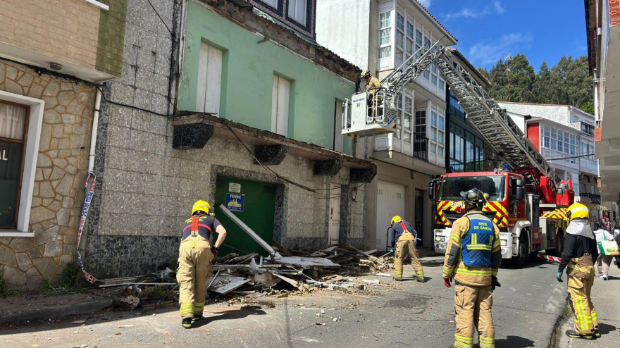 Los bomberos de Ferrol trabajando en la zona